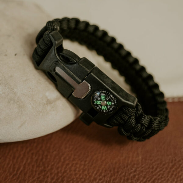 Paracord bracelet 5 in one